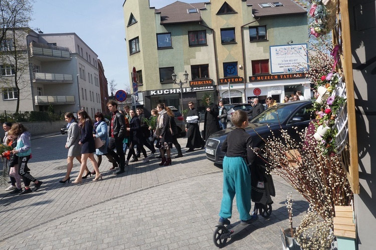 Nabożeństwo i procesja młodzieży do katedry 