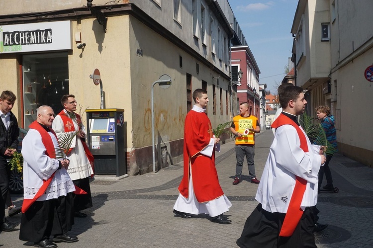 Nabożeństwo i procesja młodzieży do katedry 