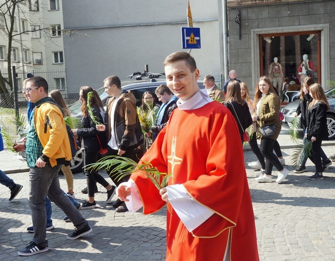 Nabożeństwo i procesja młodzieży do katedry 