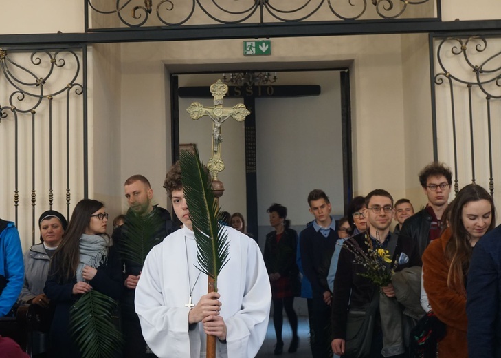 Nabożeństwo i procesja młodzieży do katedry 