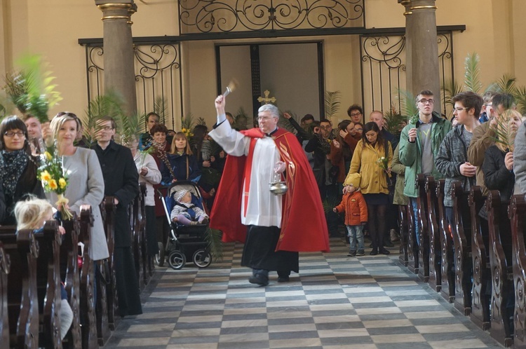 Nabożeństwo i procesja młodzieży do katedry 