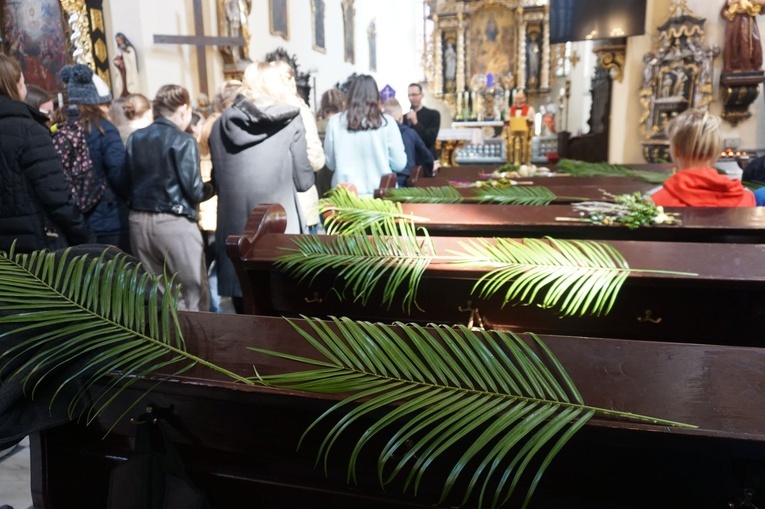 Nabożeństwo i procesja młodzieży do katedry 