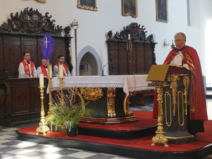 Nabożeństwo i procesja młodzieży do katedry 