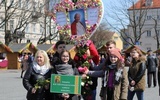 Młodzież z parafii na Korabce w swoją palmę ozdobiła cytatami i wizerunkiem św. Jana Pawła II, by uczucić 20. rocznicę wizyty świętego w Łowiczu 