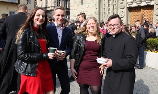 Młodzi z Bielan z ks. Kamilem Białożytem przy tradycyjnej grochówce.