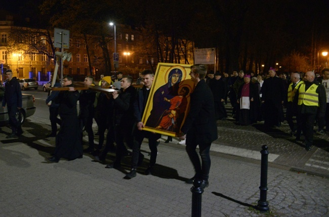 Droga Krzyżowa młodych w Radomiu