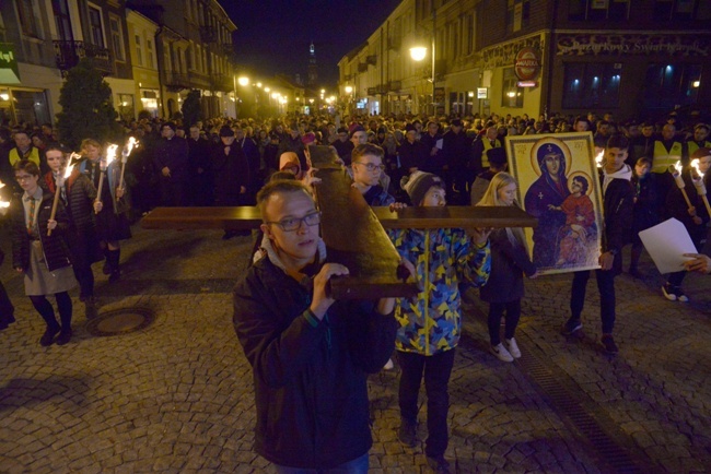 Droga Krzyżowa młodych w Radomiu