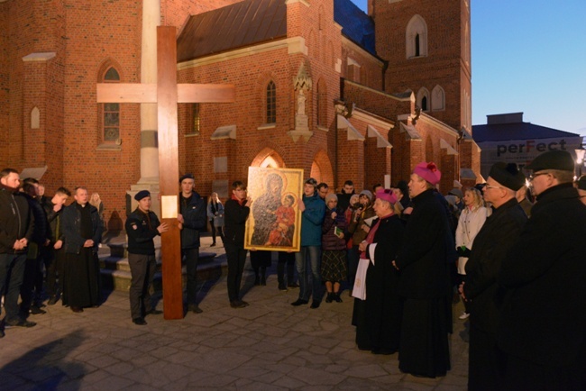 Droga Krzyżowa młodych w Radomiu