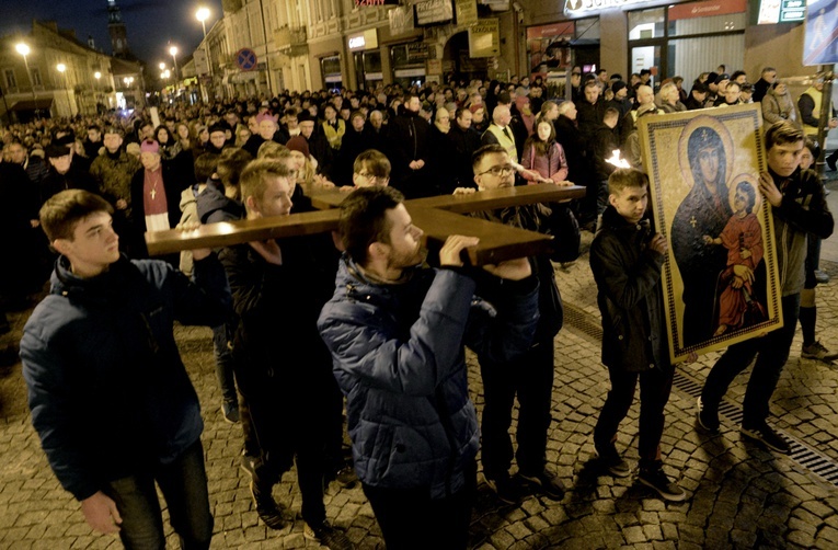 Podczas nabożeństwa niesiono krzyż i ikonę Matki Bożej, wierne repliki symboli Światowych Dni Młodzieży.