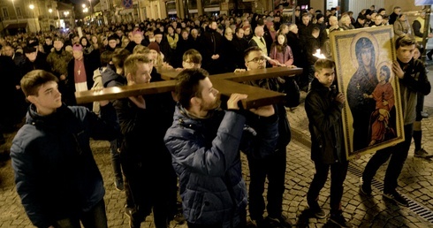 Podczas nabożeństwa niesiono krzyż i ikonę Matki Bożej, wierne repliki symboli Światowych Dni Młodzieży.