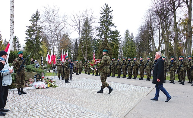 ◄	Złożenie kwiatów pod krzyżem katyńskim.