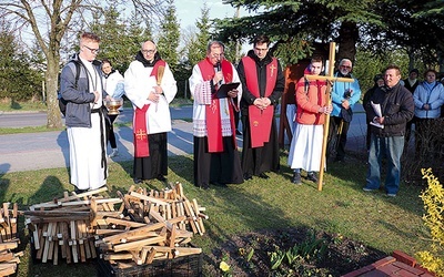 ▲	Ks. Jarosław Hossa święci krzyże przed nabożeństwem.