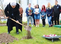 ▲	W uroczystości zasadzenia dębu pamięci wzięli udział także kombatanci.