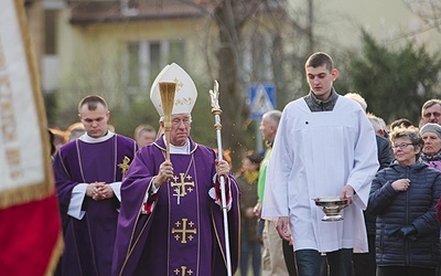 ▲	Mszy św. przewodniczył i plac pod budowę pobłogosławił  bp Andrzej F. Dziuba.