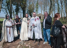 ▲	Na oficjalne zakończenie prac członkowie stowarzyszenia przybyli w strojach templariuszy.