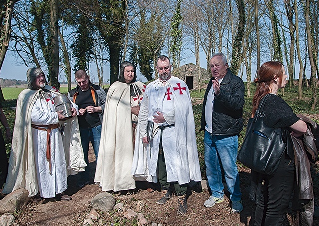 ▲	Na oficjalne zakończenie prac członkowie stowarzyszenia przybyli w strojach templariuszy.