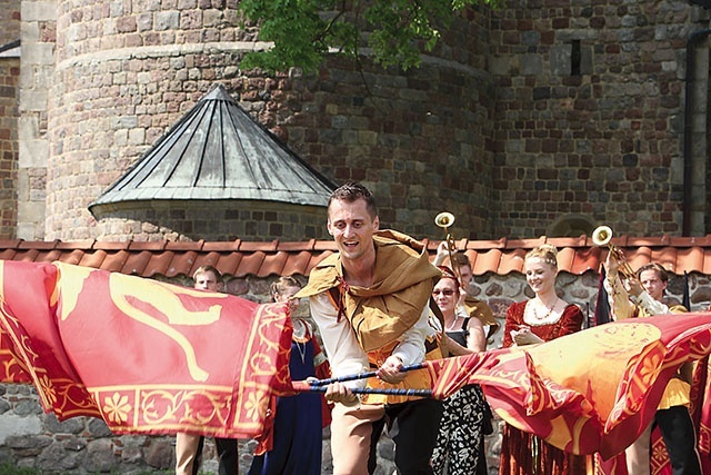 Gwardia Gryfa zaprezentuje tańce z chorągwiami.