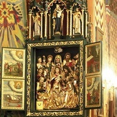 ▲	Gotycka płaskorzeźba z ok. 1500 r. w bocznym ołtarzu katedry.