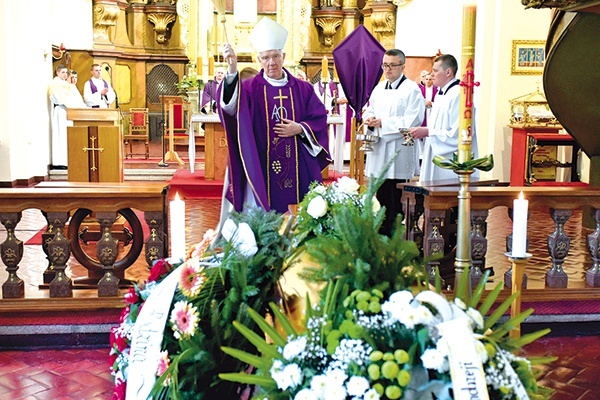 ▲	Ceremonii pogrzebowej przewodniczył bp Ignacy Dec.