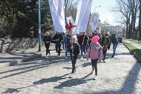 ◄	Panie z całej diecezji bardzo licznie odpowiedziały na zaproszenie, by wyruszyć w kilkunastokilometrową trasę.