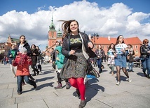 ▲	– Żyjmy tak, aby każdy chciał na nowo poznawać powstałego z martwych Chrystusa – zachęca wolontariuszka.