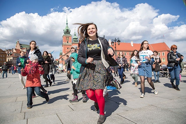 ▲	– Żyjmy tak, aby każdy chciał na nowo poznawać powstałego z martwych Chrystusa – zachęca wolontariuszka.