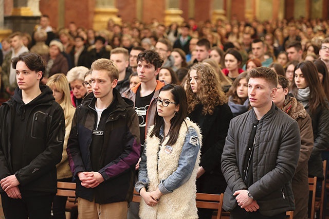 Maturzyści modlili się o dary Ducha Świętego na czas egzaminów.  