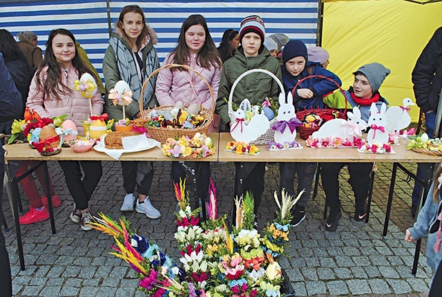 Dzieci z Nowosielca prezentują wykonane przez siebie ozdoby.