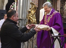 Uczestnicy Eucharystii powierzyli Bogu swoją przyszłość.