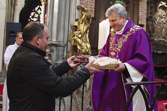 Uczestnicy Eucharystii powierzyli Bogu swoją przyszłość.