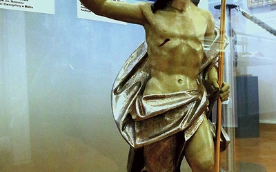 Jeden z eksponatów. Rzeźba Chrystusa Zmartwychwstałego z przełomu XVIII i XIX wieku z parafii w Chorzelowie.
