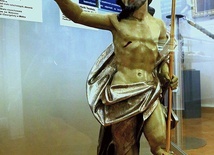 Jeden z eksponatów. Rzeźba Chrystusa Zmartwychwstałego z przełomu XVIII i XIX wieku z parafii w Chorzelowie.