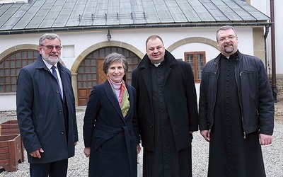 Przed klasztorem klarysek w Starym Sączu. Od lewej: prezes Stowarzyszenia św. Kingi Mieczysław Witowski, konsul Adrienne Körmendy, ks. Marcin Kokoszka i ks. Mariusz Żaba, były i obecny szef Diecezjalnego Centrum Pielgrzymowania im. Jana Pawła II w Starym Sączu.