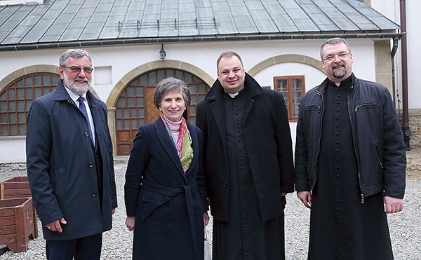 Przed klasztorem klarysek w Starym Sączu. Od lewej: prezes Stowarzyszenia św. Kingi Mieczysław Witowski, konsul Adrienne Körmendy, ks. Marcin Kokoszka i ks. Mariusz Żaba, były i obecny szef Diecezjalnego Centrum Pielgrzymowania im. Jana Pawła II w Starym Sączu.