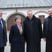 Przed klasztorem klarysek w Starym Sączu. Od lewej: prezes Stowarzyszenia św. Kingi Mieczysław Witowski, konsul Adrienne Körmendy, ks. Marcin Kokoszka i ks. Mariusz Żaba, były i obecny szef Diecezjalnego Centrum Pielgrzymowania im. Jana Pawła II w Starym Sączu.