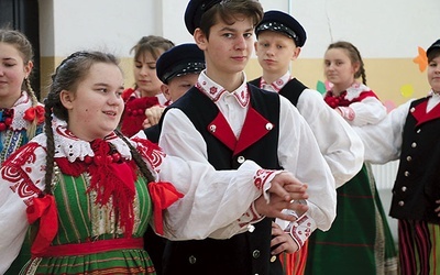 Przez tradycyjne stroje, taniec, śpiew i gwarę młodzież pokazuje, że lokalne zwyczaje są żywe.