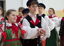 Przez tradycyjne stroje, taniec, śpiew i gwarę młodzież pokazuje, że lokalne zwyczaje są żywe.