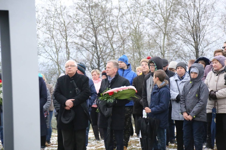 Poświęcenie krzyża w Biegonicach