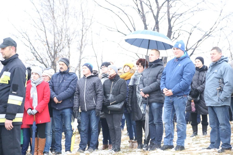 Poświęcenie krzyża w Biegonicach