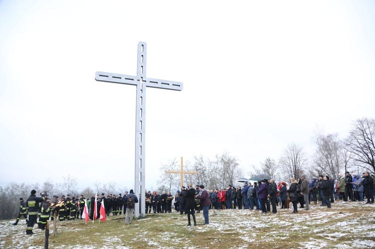 Poświęcenie krzyża w Biegonicach