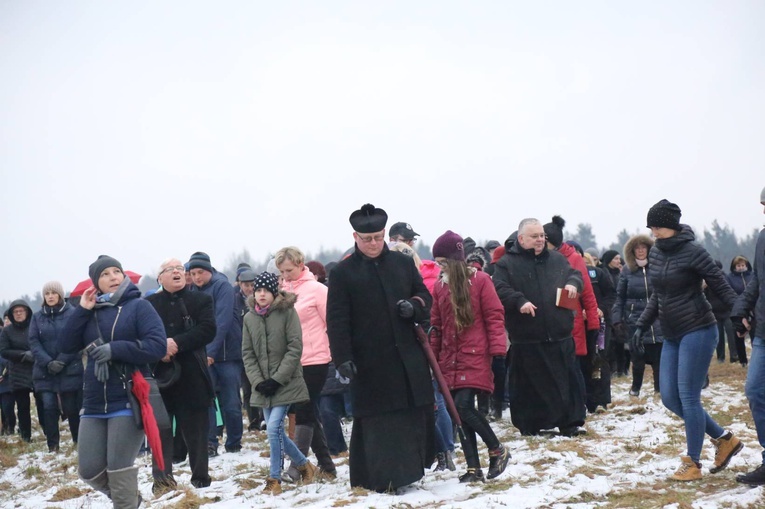 Poświęcenie krzyża w Biegonicach