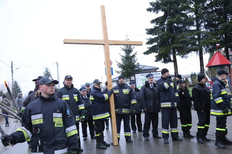 Poświęcenie krzyża w Biegonicach