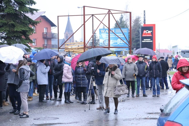 Poświęcenie krzyża w Biegonicach