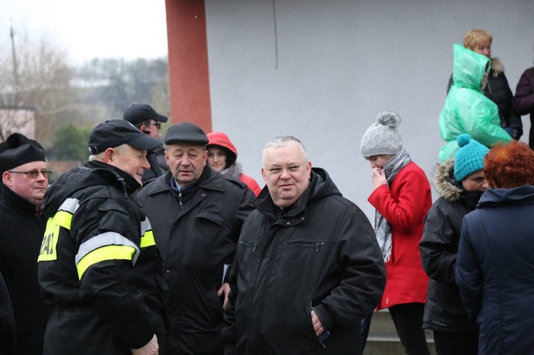 Poświęcenie krzyża w Biegonicach