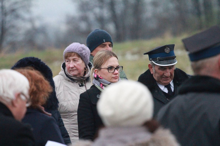 Poświęcenie krzyża w Biegonicach