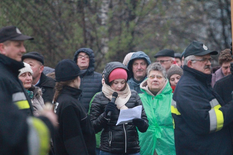 Poświęcenie krzyża w Biegonicach