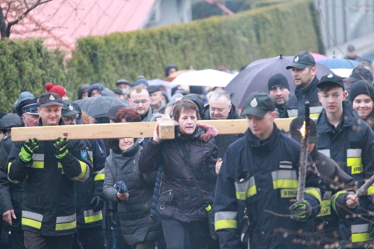 Poświęcenie krzyża w Biegonicach
