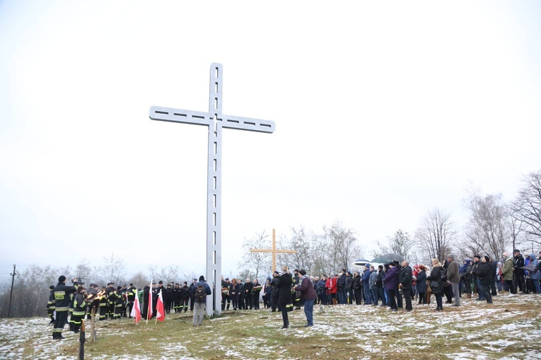 Poświęcenie krzyża w Biegonicach