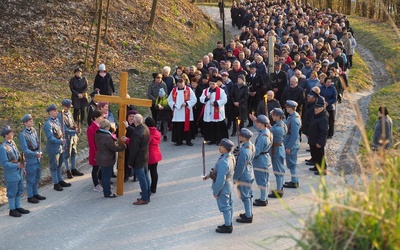 Droga Krzyżowa po starym Grodzisku w parafii Popkowice