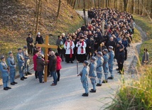 Droga Krzyżowa po starym Grodzisku w parafii Popkowice